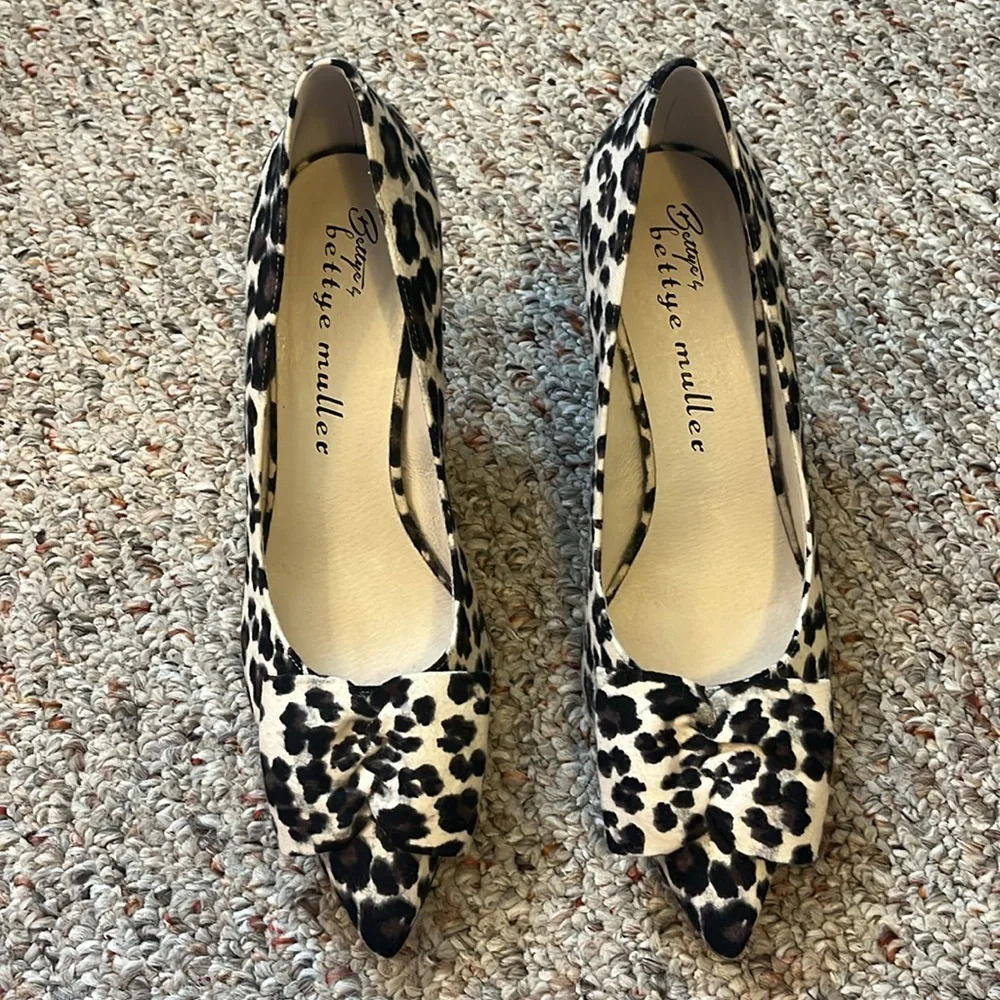 Bettye Muller Leopard Bow Heels Size 8